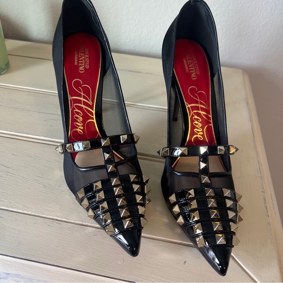 Valentino Rockstud Alcove pumps.making them perfect for any special occasion - Picture 2 of 11